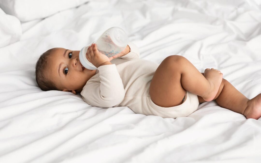 Bébé qui boit dans son biberon